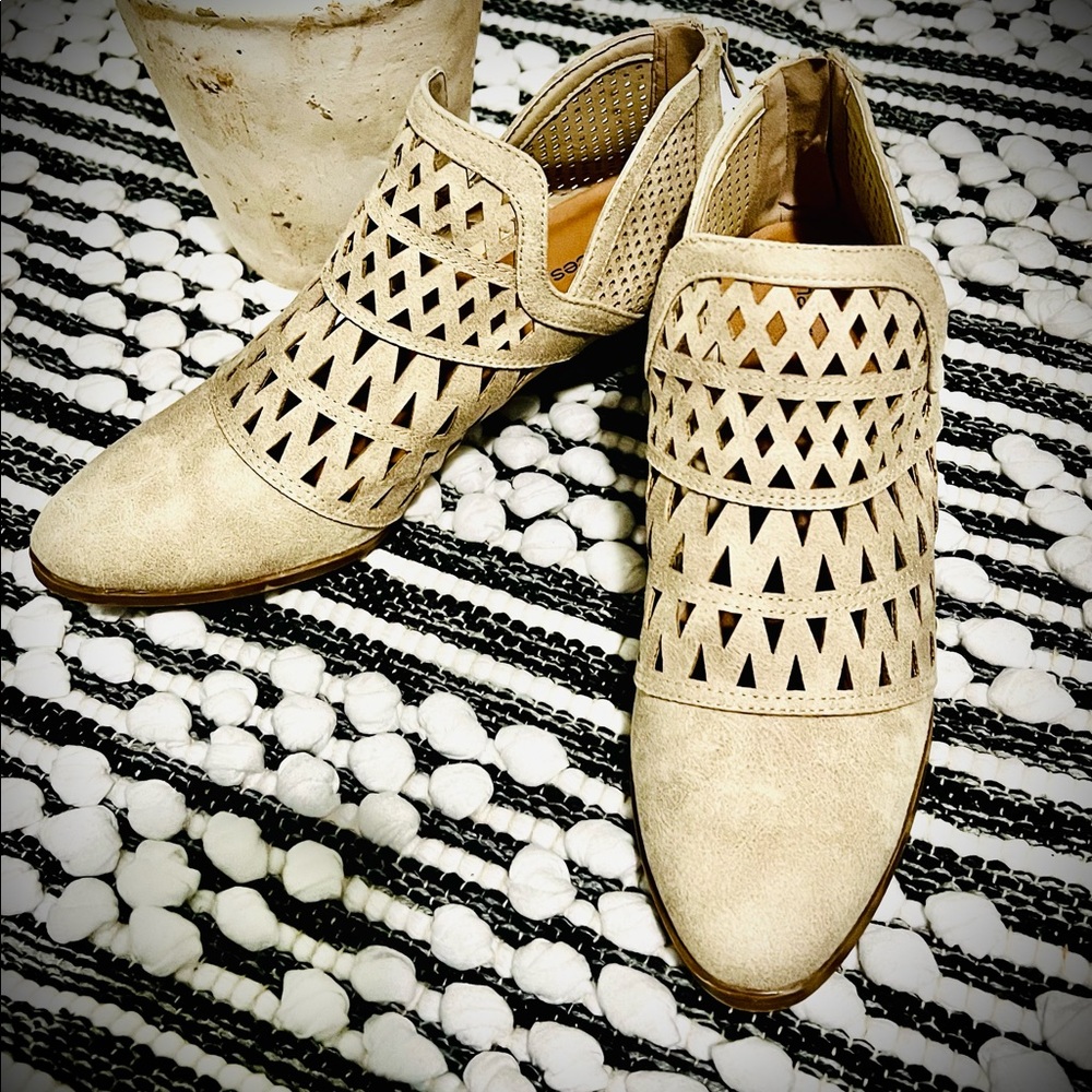 Maurice’s Devyn Laser Cut Bootie: Style 36409, Sz 8
